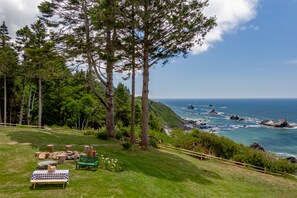 Property grounds - Epic view on ocean bluff, pickleball, park-like yard, fast WiFi, Craftsman home (Trinidad)