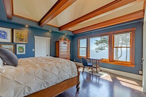 4 bedrooms, desk, iron/ironing board, Internet - Epic view on ocean bluff, pickleball, park-like yard, fast WiFi, Craftsman home (Trinidad)