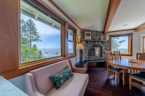 TV, peis, musikkbibliotek og stereoanlegg