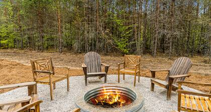 Four-season retreat with fireplace, firepit, grill, WiFi & central AC