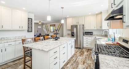 Four-season retreat with fireplace, firepit, grill, WiFi & central AC