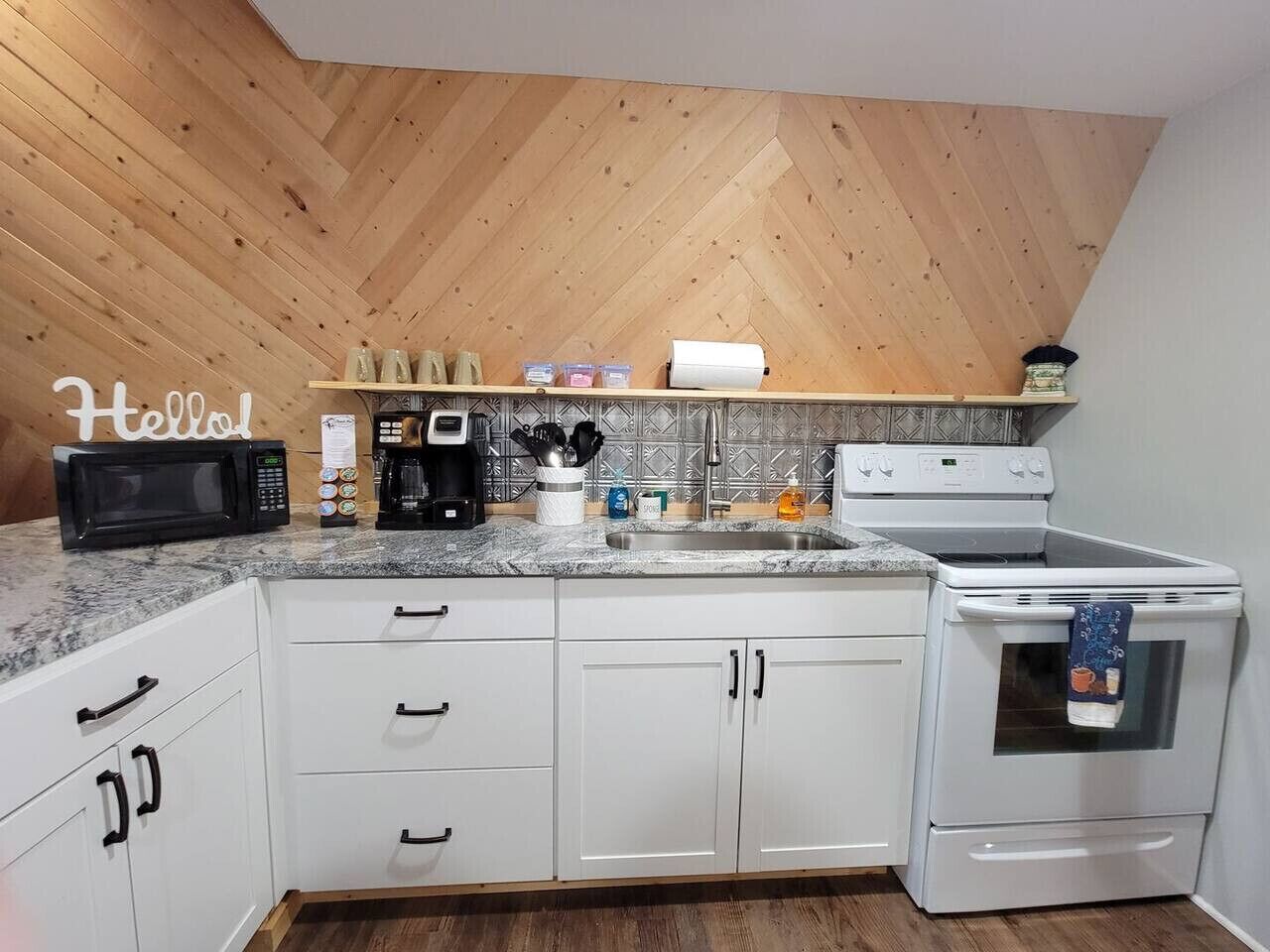 Réfrigérateur, micro-ondes, four, plaque de cuisson