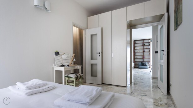 A modern bedroom with a bed, a desk, a bookshelf, and a wardrobe. - Italianway Easy - Sirte 6 (Milan)