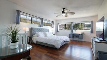 4 dormitorios, escritorio, tabla de planchar con plancha y cuna de viaje