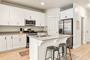 Townhome, 3 Bedrooms | Private kitchen | Fridge, oven, coffee/tea maker, toaster