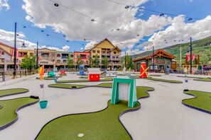 Property grounds - Newly renovated mountain escape with pool, hot tub, WiFi & easy slope access (Keystone)