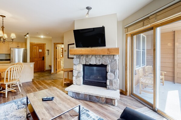 TV, fireplace