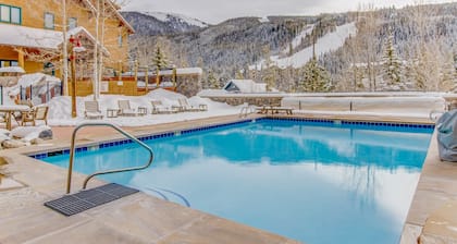 Newly renovated mountain escape with pool, hot tub, WiFi & easy slope access