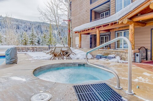 Newly renovated mountain escape with pool, hot tub, WiFi & easy slope access