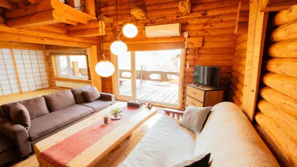 Townhome, 2 Bedrooms, Non Smoking, Lake View | Living area | Flat-screen TV