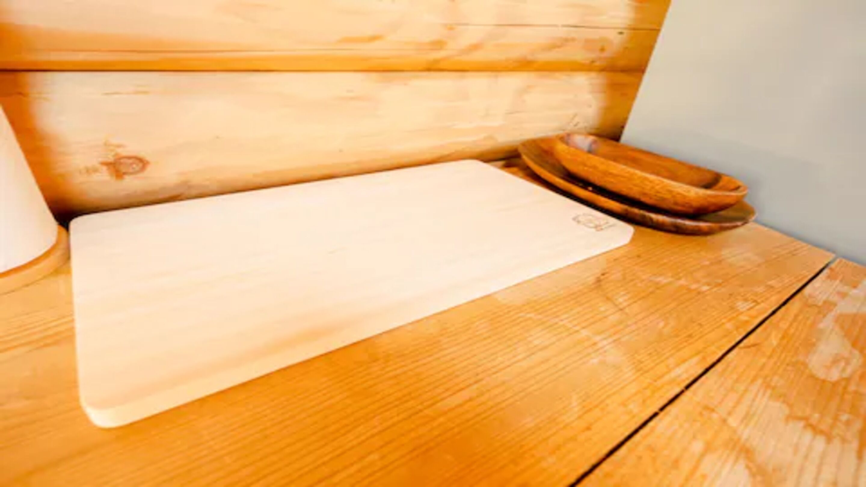 Une planche à découper en bois sur une table en bois.