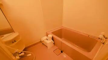 Maison mitoyenne, 2 chambres, non-fumeurs, vue lac | Salle de bain | Ensemble douche/baignoire, articles de toilette gratuits, sèche-cheveux