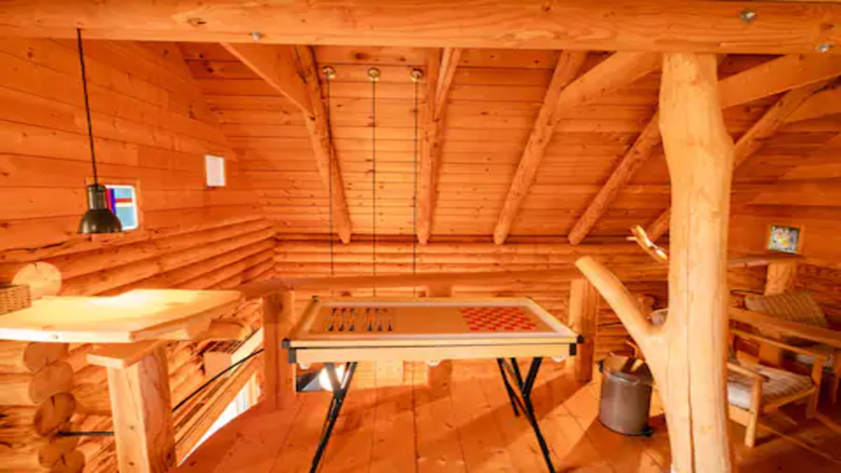 Tirai kedap cahaya dan seprai linen