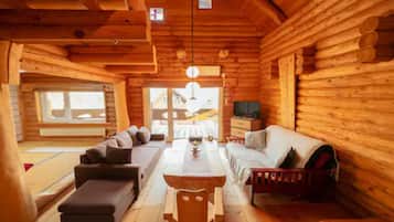 Townhome, 2 Bedrooms, Non Smoking, Lake View | Blackout drapes, bed sheets