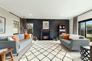 Smart TV, books - "Taha Moana" Step out the door onto the lake front (Rotorua)