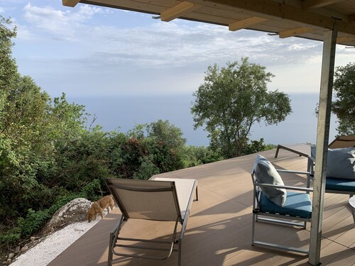 Former studio with a gigantic view of the sea - almost energy self-sufficient!