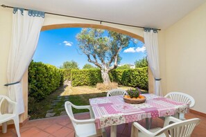 Outdoor dining - Il Borgo VIP Apartments (Loiri Porto San Paolo)