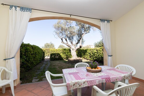 Appartamento familiare, camere multiple (Il Borgo VIP D8 700m From The Beach) | Ristorazione all'aperto