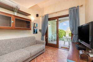 21-inch flat-screen TV with cable channels, TV - Il Borgo VIP Apartments (Loiri Porto San Paolo)