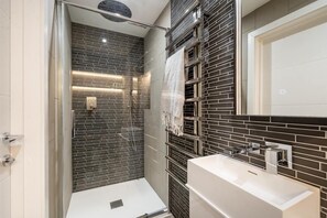 Douche, sèche-cheveux, serviettes fournies