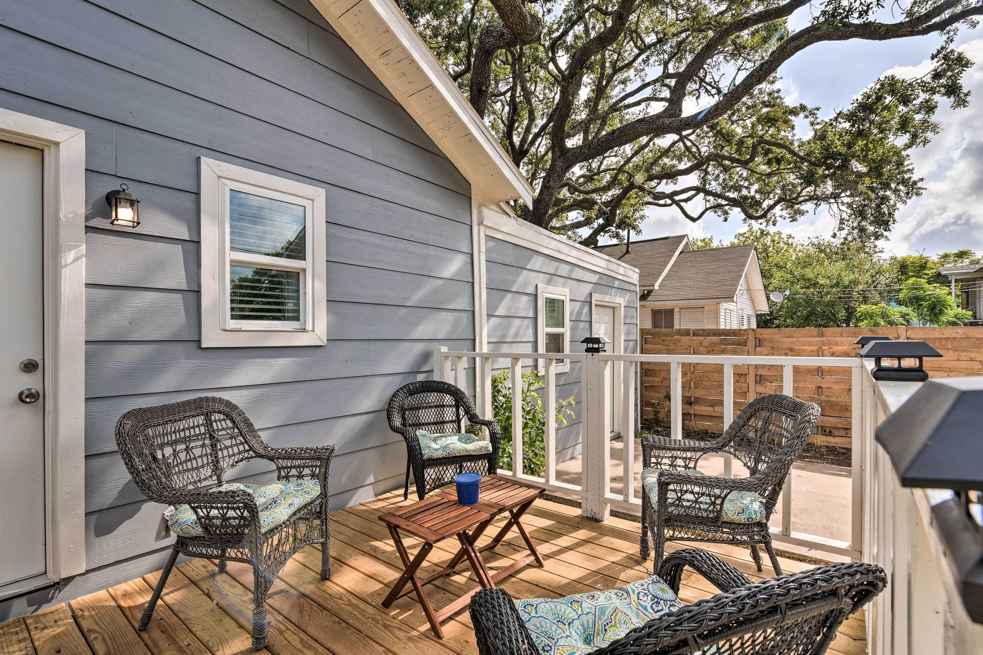 Sunny Galveston Home ~ 2 Mi to Pleasure Pier!
