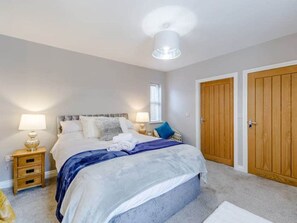 3 bedrooms, desk, iron/ironing board, travel cot
