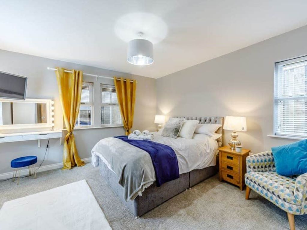 3 bedrooms, desk, iron/ironing board, travel cot