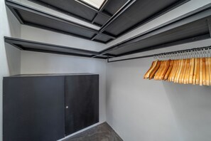 Deluxe Single Room | Wardrobe - Loft Charly (Canggu)