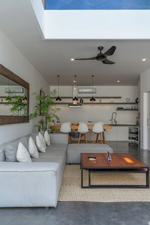 Deluxe Single Room | Living area