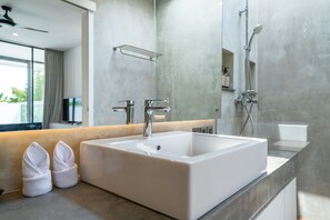 Deluxe Single Room | Bathroom | Free toiletries, towels, soap, shampoo
