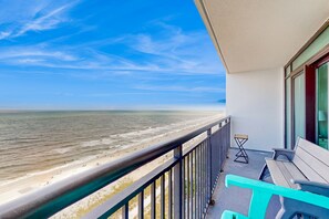 Property grounds - Beachfront 11th-floor condo w/private balcony, on-site pools, gym, hot tub, AC (Myrtle Beach)