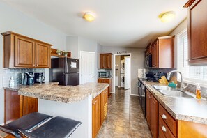 Fridge, microwave, oven, stovetop - Riverfront ranch with large deck, fire pit, dock, W/D, & mountain view (Sagle)