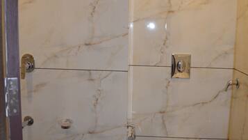 Family Room | Bathroom | Free toiletries, bidet