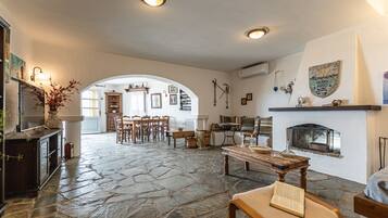 Apartemen Tradisional | Area keluarga | TV layar datar dan perapian