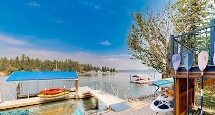Dreamy lakefront gem with dock, water frontage, large deck & fast WiFi