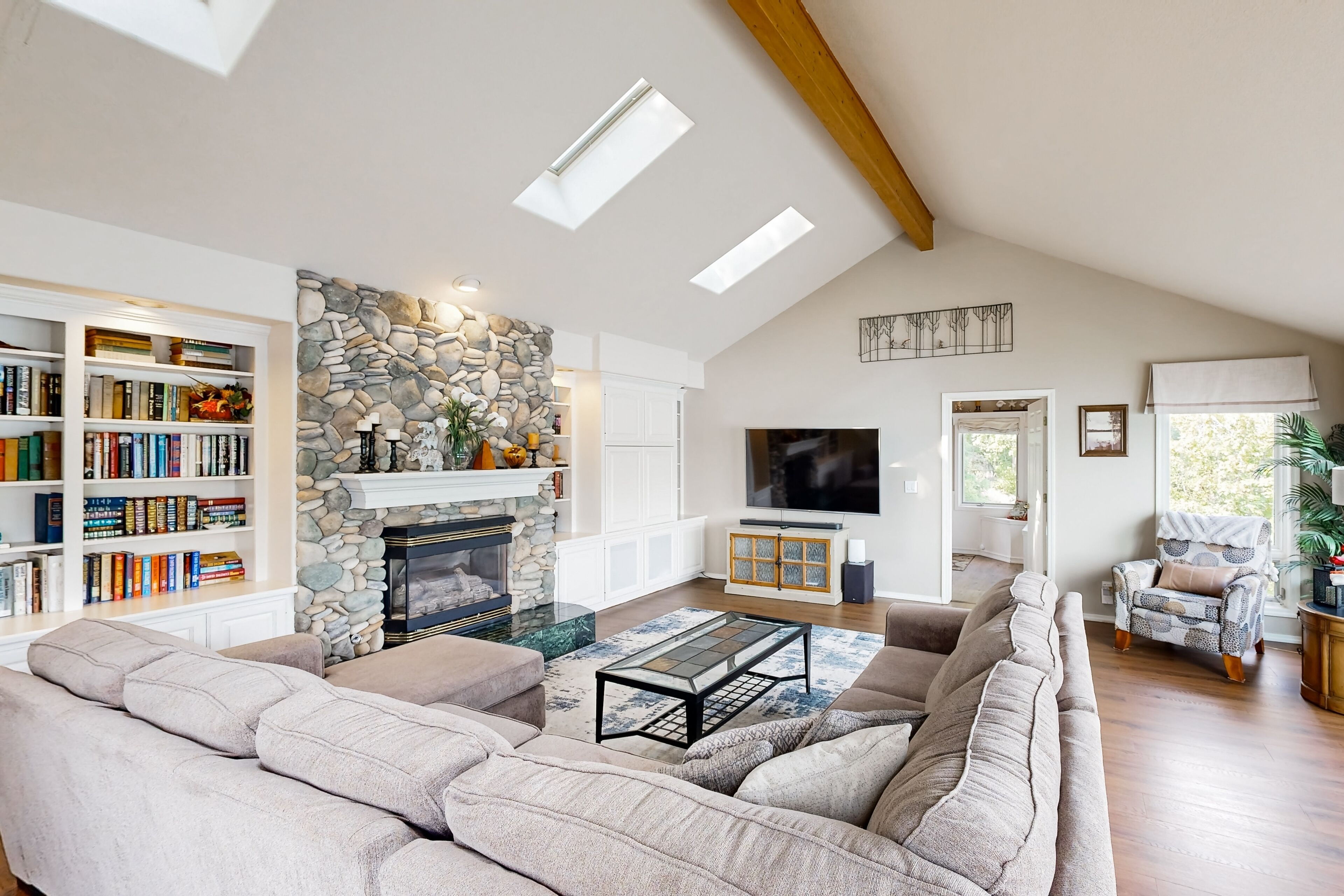 Téléviseur, foyer, livres