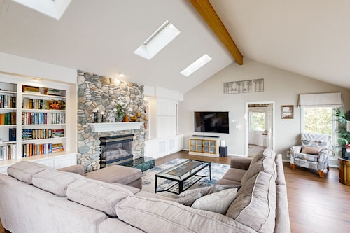 Dreamy lakefront gem with dock, water frontage, large deck & fast WiFi