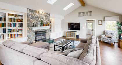 Dreamy lakefront gem with dock, water frontage, large deck & fast WiFi