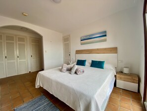3 bedrooms, free WiFi, bed sheets - A stunning, newly renovated 3 bed villa with amazing views & central location (Cartagena)