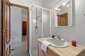 Regadera, bidet, toallas, jabón 