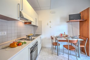 Monolocale familiare, fronte mare (Frontline Beach 7 - M2 - Near To The) | Cucina privata | Frigorifero, piano cottura, pentole/stoviglie/utensili, freezer