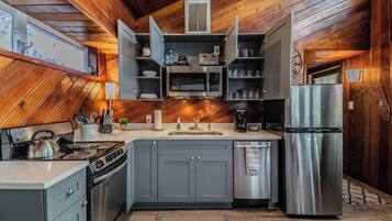 JÀÀkaappi, mikroaaltouuni, uuni, liesi