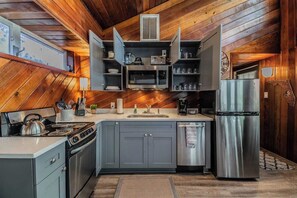 Frigorifero, microonde, forno, piano cottura