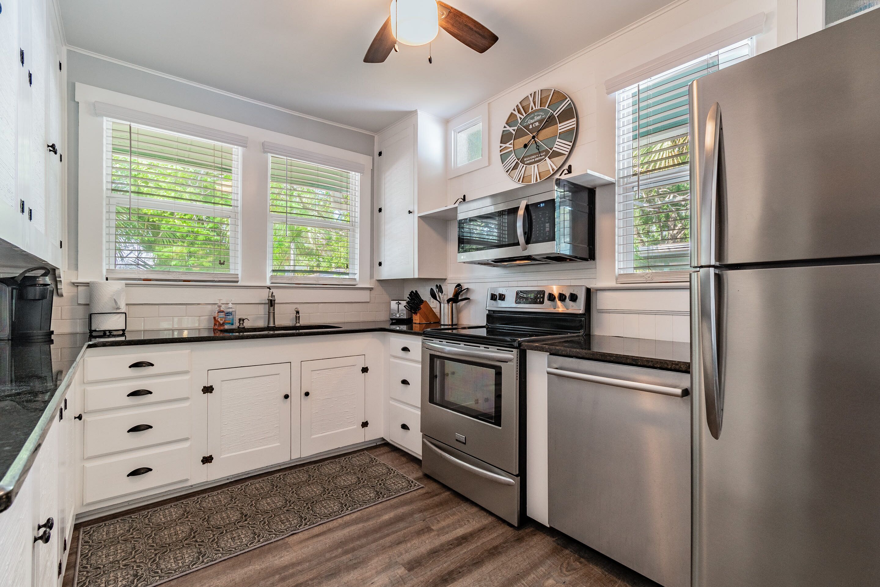 Frigorifero, microonde, forno, piano cottura