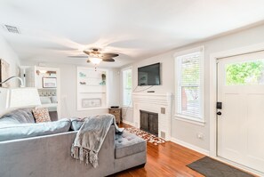 Televisión y oficina 