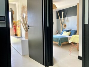 2 chambres, bureau, fer et planche à repasser, lit parapluie