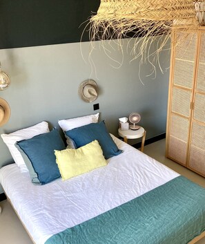 2 bedrooms, desk, iron/ironing board, travel cot - House (Anglet)