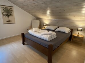 Bügeleisen/Bügelbrett, Reisekinderbett, WLAN