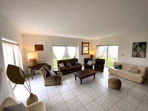 Fernseher, Kamin, DVD-Player, Tischtennisplatte