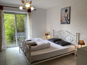 Iron/ironing board, travel crib, WiFi